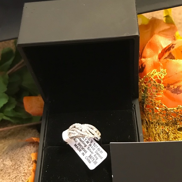 BRAND NEW SIMPLY VERA VERA WANG RING💍💋 - Picture 4 of 4